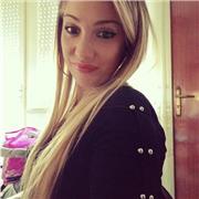 Docente di materie umanistica, laureata in filologia moderna, impartisce lezioni di italiano, latino, storia, linguistica e filologia